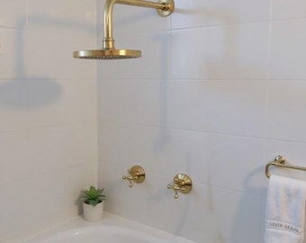 Sistema de ducha de pared de latón sin lacar, hecho a mano: cabezal redondo y manijas en cruz.