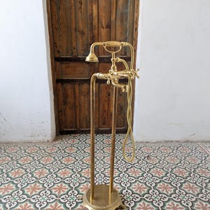 Elegant Floor Mounted Brass Freestanding Bathtub Filler With Hand Shower