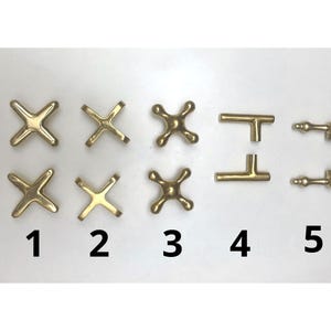 Rubinetto a parete in ottone non laccato, mobiletto per bagno in resina Bones Conception immagine 10