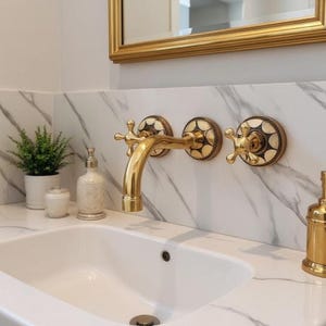 Rubinetto a parete in ottone non laccato, mobiletto per bagno in resina Bones Conception immagine 12