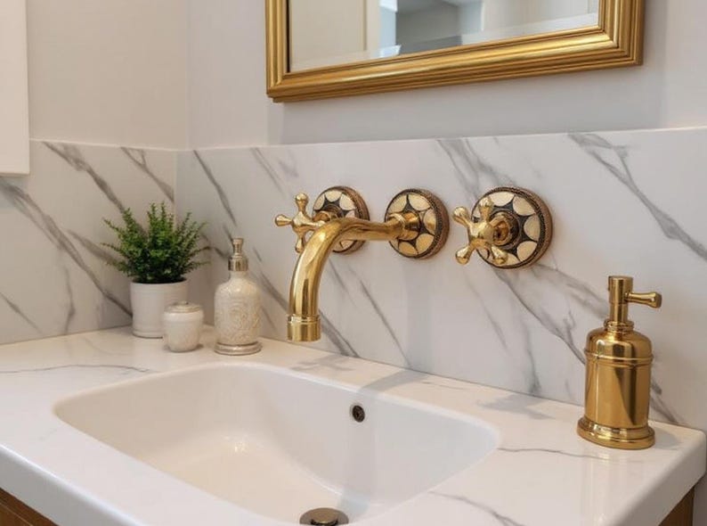 Rubinetto a parete in ottone non laccato, mobiletto per bagno in resina Bones Conception immagine 12