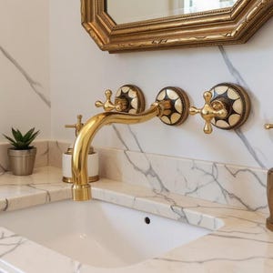 Rubinetto a parete in ottone non laccato, mobiletto per bagno in resina Bones Conception immagine 2
