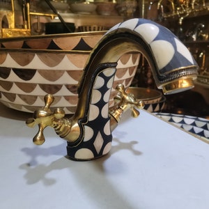 Unlackiertes Messing & Harz Antique Decor Einloch-Waschbeckenhahn