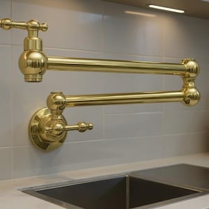 Unlackierter Messingtopffüller, an der Wand montierter 360-Grad-Schwenkhahn für die Küche