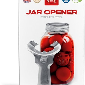 K&ouml;nnte beinhalten: Ein Edelstahl-Gl&auml;ser&ouml;ffner mit einem roten Glas, gef&uuml;llt mit Tomaten im Hintergrund. Der Gl&auml;ser&ouml;ffner ist mit "FORJARS" beschriftet.