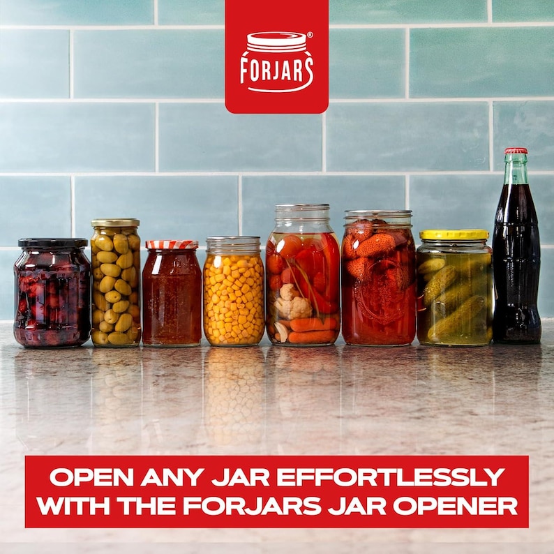 K&ouml;nnte beinhalten: Eine Reihe von Glasbeh&auml;ltern gef&uuml;llt mit verschiedenen Konserven, darunter Oliven, Mais, Paprika und Gurken. Rechts im Bild befindet sich eine Flasche Limonade. Der Text "OPEN ANY JAR EFFORTLESSLY WITH THE FORJARS JAR OPENER" befindet sich am unteren Rand des Bildes.