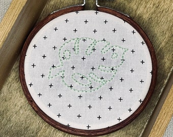 Lil Monstera Leaf | 3.5 inch Finished Plant Embroidery in Hoop | Green Leaf on White and Black Patterned Fabric | Wall Art