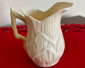 Crémier vintage Belleek en porcelaine Lily, Irlande, anse brindille