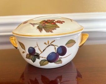 Royal Worcester Evesham Casserole Small Covered Dish with Lid.  Flameproof Porcelain Fruit and Vegetable Design, Handles accented in gold