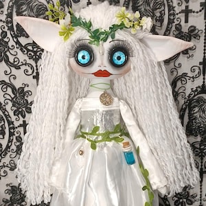 Elfe Fantasy Kunstpuppe, handgefertigte Textildekorpuppe, magische Dekoration, OOAK-Puppe, Hexenpuppe, Elfenmädchen, Waldwesen, Elfenkrone