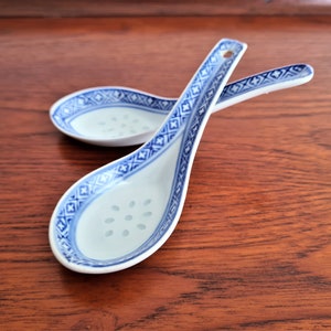 Pair of Vintage Chinese Porcelain Spoons with Rice Grain Pattern, Ling Long Pattern, Chinese, Chinoiserie, Oriental, Asian