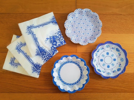 Vintage Style Blue and White Floral Paper Party Plates 17.5cm 