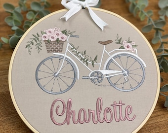 Namensschild CHARLOTTE, personalisierter Stickrahmen , 20cm, Fahrrad - kostenloser nationaler Versand