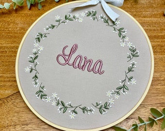 LANA Stickrahmen mit Namen, besticktes Namensschild personalisiert