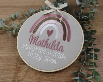 bestickter Stickrahmen MATHILDA, personalisiert mit Regenbogen,zur Geburt, Geburtstag, Weihnachten