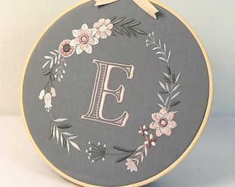 Name tag MONOGRAM personalized embroidery frame boho flowers girl wall decoration baby birth gift gray white pink