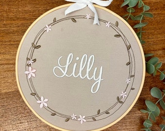 LILLY Namensschild personalisierter Stickrahmen