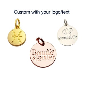 Könnte beinhalten: Drei runde Metall-Anhänger in Gold, Silber und Roségold mit verschiedenen Designs. Der goldene Anhänger hat ein Sternzeichen-Symbol für Fische, der silberne Anhänger hat eine Hundesilhouette und den Text "Rossi & Co", und der roségoldene Anhänger hat den Text "Bonnie & Baxter".