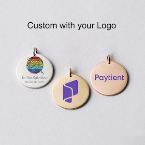 Ciondoli incisi con stampa a colori UV personalizzati, etichette per gioielli con disco con ciondolo con logo rotondo personalizzato, ciondolo con paillettes in acciaio con marchio appeso