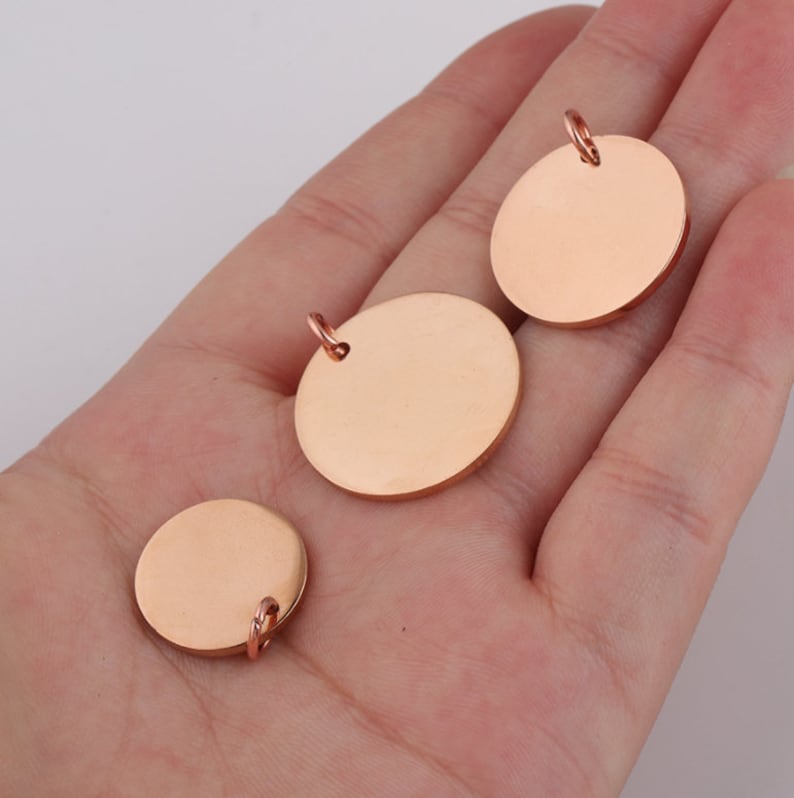 50 pcs breloques gravées au laser personnalisées, étiquettes de bijoux de disque de charme de logo rond personnalisé, pendentif de paillettes d'étiquette de marque suspendue en acier image 7