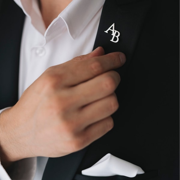 Benutzerdefinierte Initialen Revers Brosche für Trauzeugen, Edelstahl Silber Namensbuchstaben personalisierte Hochzeit Logo Pin Mann Anzug, Geschenk für ihn