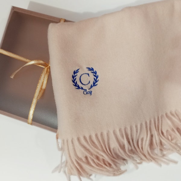 Écharpe d'hiver personnalisée avec nom brodé, logo de la marque monogramme initial personnalisé, pashmina de demoiselle d'honneur de mariage, cadeau d'anniversaire pour elle