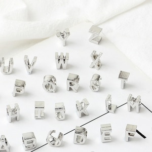 Pingentes de letras do alfabeto A-Z adequados para pulseira europeia, colar de corrente DIY com contas iniciais de nome de prata, pingente de joia de aniversário, presente