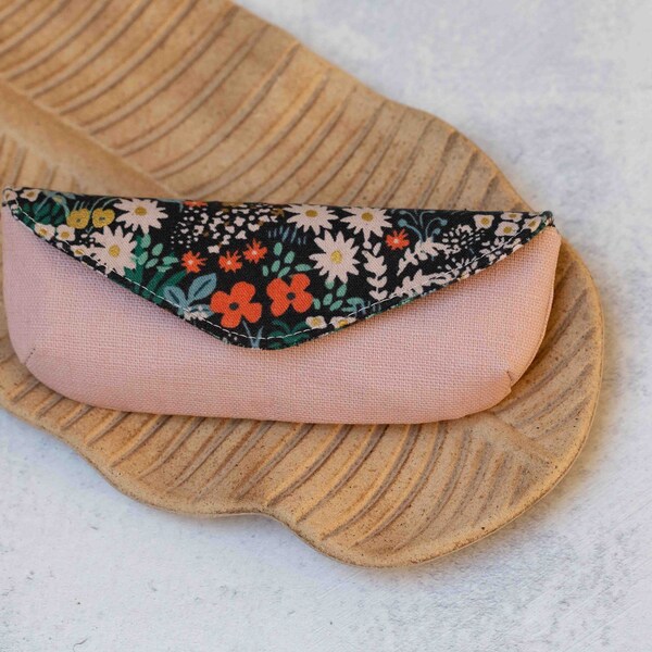 Glasses case, sunglasses case in old pink with a flowery pattern made of coated linen - gift for loved ones