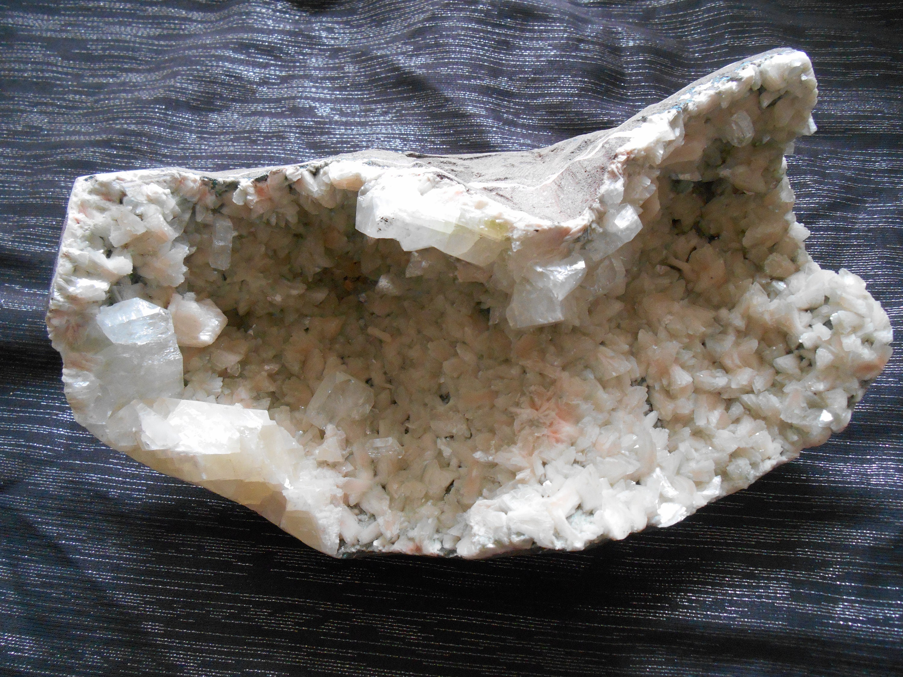 Musée Enorme Apophylitte avec Gros Cristaux sur Stilbite Rose.