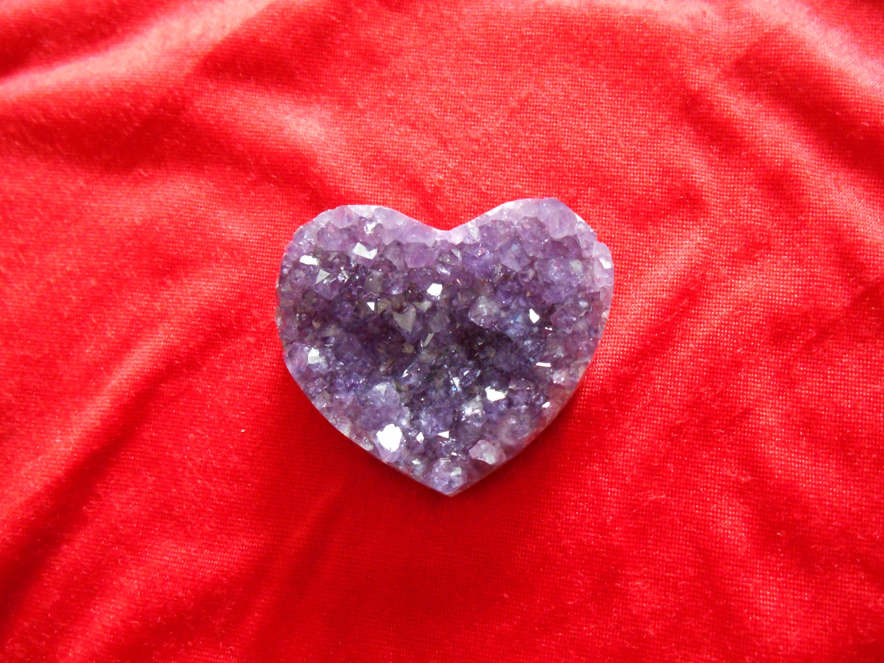 Joli Coeur en Améthyste Bordé d'agate.