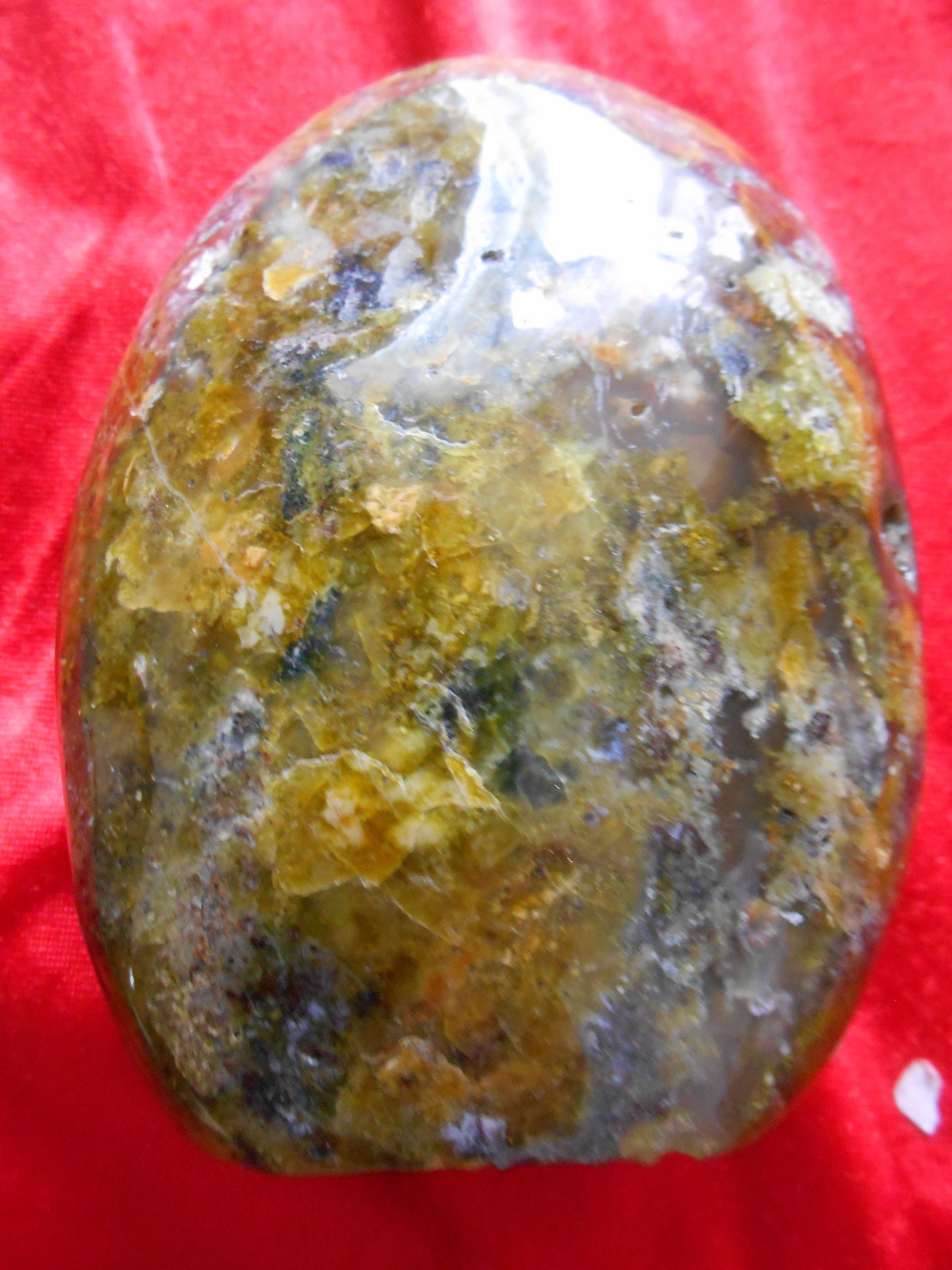 Opale Pistache de Madagascar 1100 Grammes Forme Libre