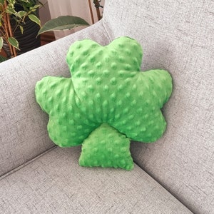 Clover pillow Decorative pillow for St. Patrick&#39;s Day Green Clover pillow Rustic decoration Irish pillow