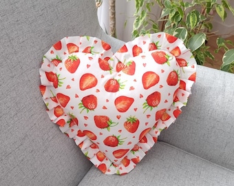 Cojín de corazón de fresa: Decoración de frutas de algodón hecha a mano