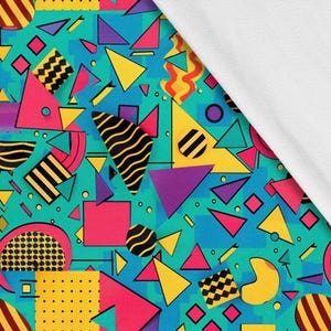 Può includere: Un motivo geometrico colorato su sfondo turchese. Il motivo presenta varie forme, tra cui triangoli, quadrati e cerchi, in colori vivaci come giallo, rosa, viola e nero.