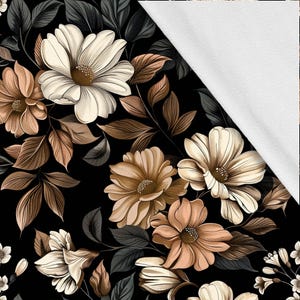 Può includere: Uno sfondo nero con un motivo floreale con fiori bianchi, marroni e crema. I fiori sono disposti in un motivo ripetitivo e hanno un'estetica vintage.