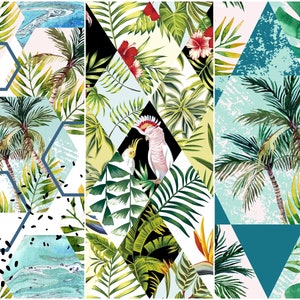 Op de afbeelding: Een collage van tropische planten en bloemen in een geometrisch patroon. Het ontwerp bevat palmbomen, varens en hibiscusbloemen in tinten groen, geel, roze en blauw.