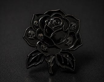 Schwarze Rose Schädel Emaille Pin - Gothic Rose Pin, dunkelästhetischer Schmuck, okkultes Geschenk