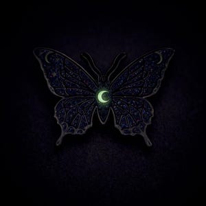 Pin esmaltado de mariposa celestial – Alas que brillan en la oscuridad, joyería cósmica galáctica imagen 7