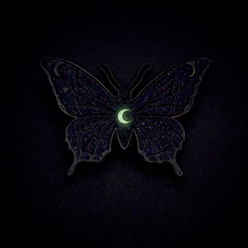 Pin esmaltado de mariposa celestial – Alas que brillan en la oscuridad, joyería cósmica galáctica imagen 7