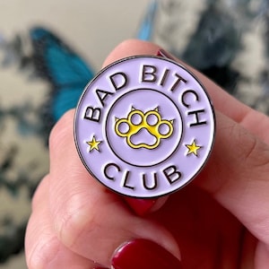 Emaille pin Bad Bitch Club | Versterkende statement-sieraden voor gedurfde personen