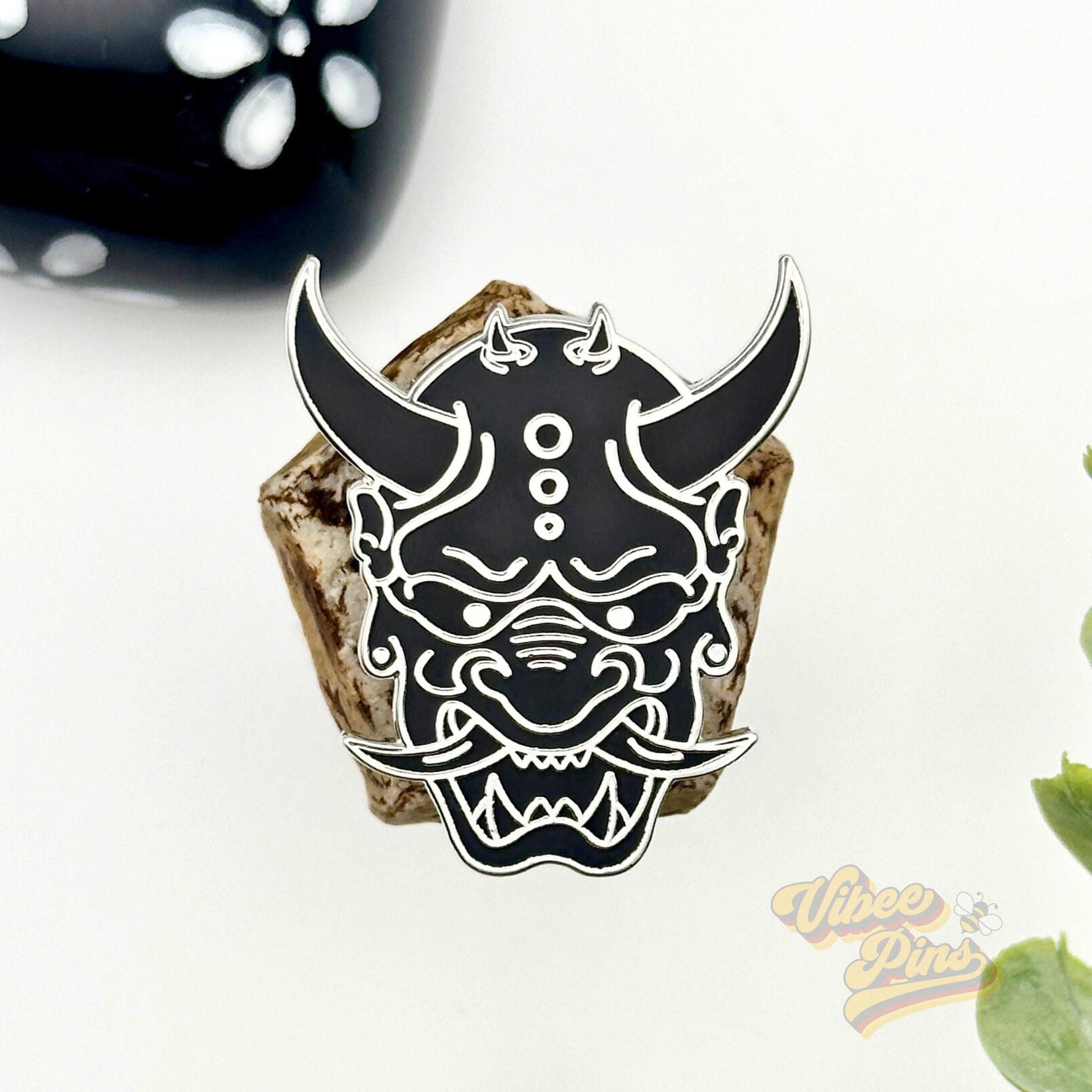 Épingle en émail pour masque d'oni : édition Noir, plaqué argent, édition limitée