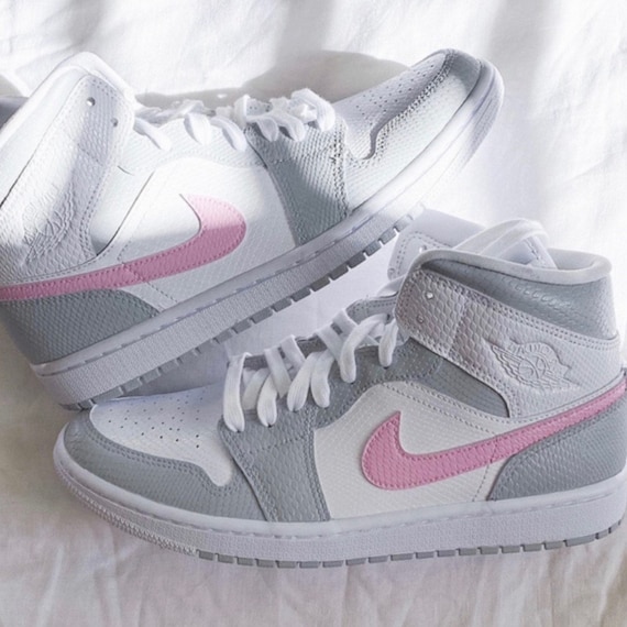 Damen Schlangenleder custom grau und pink jordan 1 mid High Top Sneaker -  Etsy.de