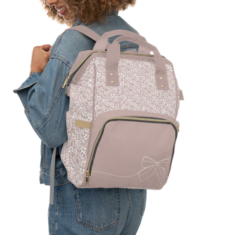 Kokette Windeltasche | Windelrucksack | Windeltasche Mädchen | Blumen-Windeltasche | Bögen | Weiche rosa Babytasche Bild 8