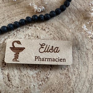 Personalized Pharmacist Badge in wood. Pharmacist badge. Pharmacy Job Badge. Wooden badge with personalized first name.
