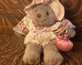 Vintage Russ Teddy Bear “Ruffles” Bear Russ Berrie & Co.