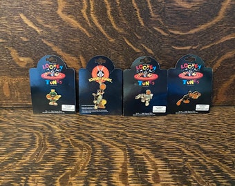 Warner Bros Enamel Pin Looney Tunes"" (Pepe Le Pew Face) ""Brand New"" (SEALED)." | #4837066737 - Foto 4