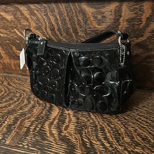 COACH Bolso de mano con pliegues y asa superior en piel de charol negra con firma grabada F43593 NWT