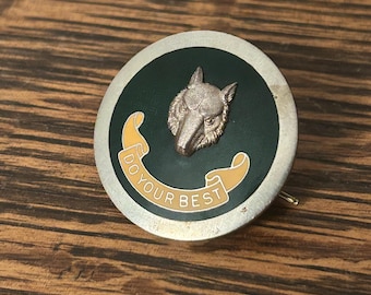 Insignia de sombrero esmaltada vintage Birks de los Boy Scouts con el lema “Haz tu mejor esfuerzo”, color verde, de los años 50.