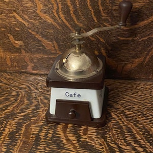 Vintage Coffee Grinder Hand Crank Cafe Bar Farmhouse Decor Functional Grinder