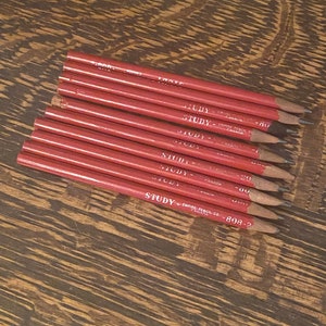 以下が含まれることがあります： 「STUDY」と「EMPIRE PENCIL CO. CANADA」と書かれた赤い鉛筆の束